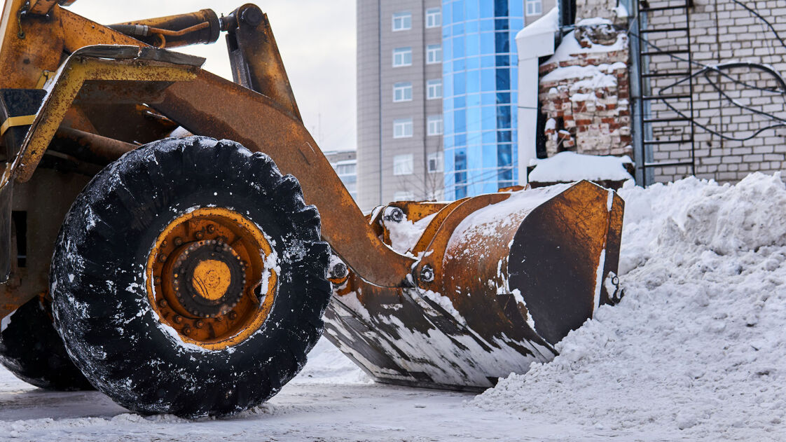 Traktori auraamassa lunta.