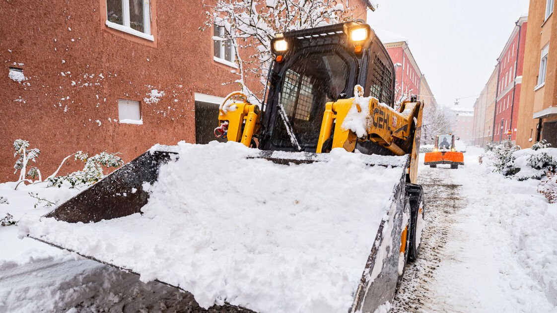 Traktori auraamassa lunta.